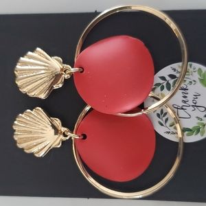 Boutique Vintage Gold Tone w Red Accent Dangle Earrings